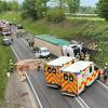 Auf der B31 ist es am Freitagmorgen, 9.5., zu einem schweren Unfall gekommen. Ein Lkw ist umgekippt, Treibstoff lief aus, fünf Fahrzeuge waren in den Unfall involviert.