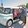 Probesitzen im vielleicht kleinsten Auto auf dem Landsberger Autosalon: Landsbergs Oberbürgermeisterin Doris Baumgartl und Autosalon-Organisator Helmut Seibold haben an dem kleinen Flitzer Gefallen gefunden. 