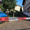 Einsatzkräfte der Polizei sind in der Nähe einer Gaststätte im Einsatz. Nach Informationen aus Sicherheitskreisen hat die Polizei nach einer Auseinandersetzung einen Mann erschossen. 